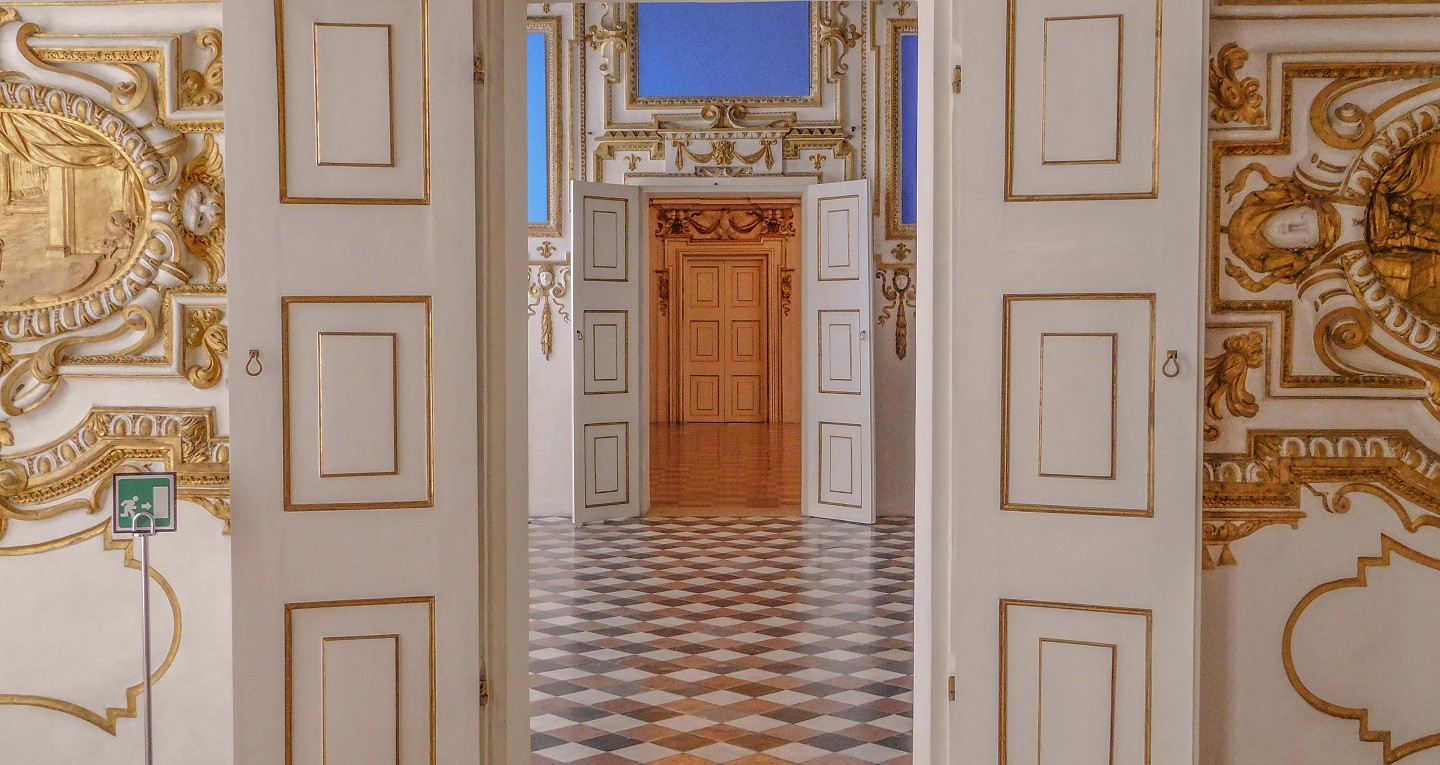 Organize an event in Modena